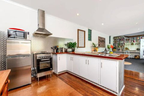 SUNSET BEACH SHACK On SURF - Accommodation Burleigh 6