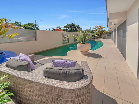 Apartment Near City On Lake 3 - Accommodation Burleigh 2