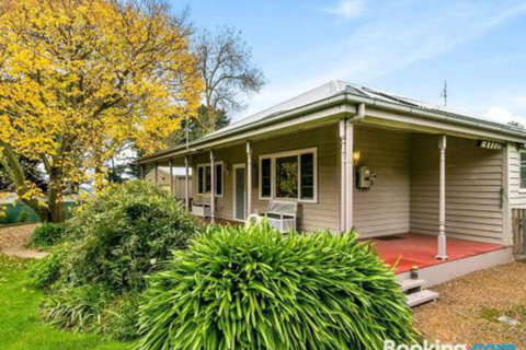 Elm Cottage - Accommodation Burleigh 6