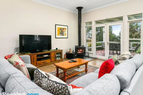 Elm Cottage - Accommodation Burleigh 3