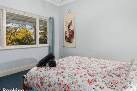 Elm Cottage - Accommodation Burleigh 2