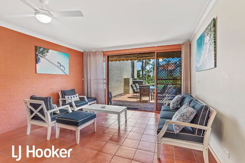 Amazing Waterfront Location Pool Beach Water Views Tropical Gardens - Accommodation Burleigh 3