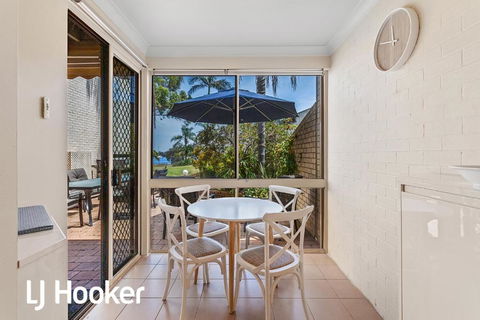 Amazing Waterfront Location Pool Beach Water Views Tropical Gardens - Accommodation Burleigh 5