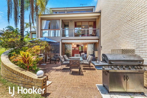 Amazing Waterfront Location Pool Beach Water Views Tropical Gardens - Accommodation Burleigh 2
