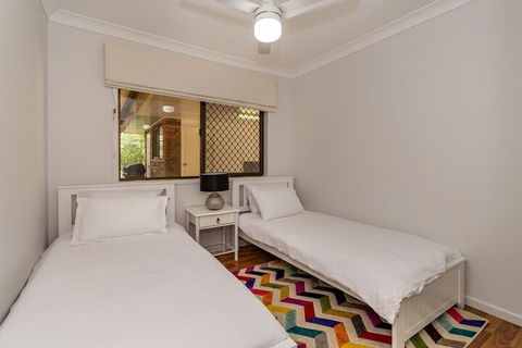 Freshly Renovated Dog Friendly House Walking Distance To Waterfront - Accommodation Burleigh 6