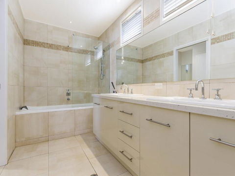 Auldys On East - Accommodation Burleigh 1