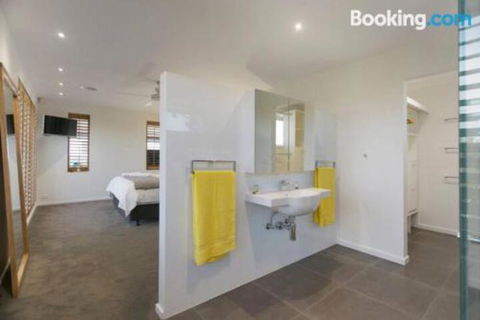 Anchor Beachfront Retreat - Accommodation Burleigh 3