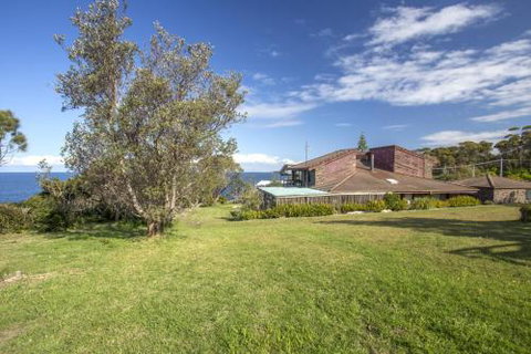 Stunning Clifftop Location 213 Mitchell Pde - Accommodation Burleigh 3