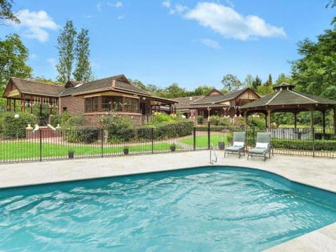 THE ELMS Berry Berry & Surrounds 4pm Check Out Sundays - Accommodation Burleigh 0