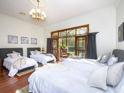 THE ELMS Berry Berry & Surrounds 4pm Check Out Sundays - Accommodation Burleigh 6