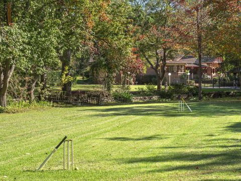 THE ELMS Berry Berry & Surrounds 4pm Check Out Sundays - Accommodation Burleigh 5