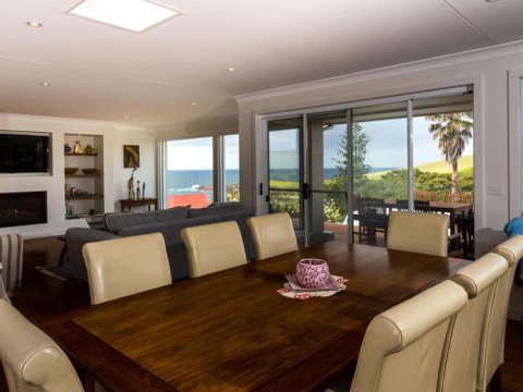 WHALE WATCH FOR FOUR Gerringong 4pm Check Out Sundays - Accommodation Burleigh 4