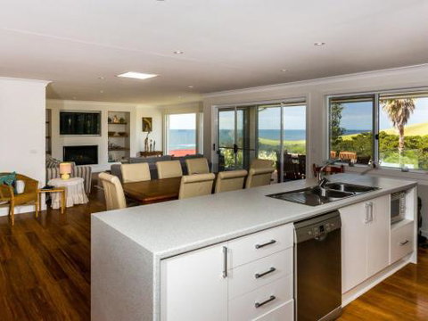 WHALE WATCH FOR FOUR Gerringong 4pm Check Out Sundays - Accommodation Burleigh 1