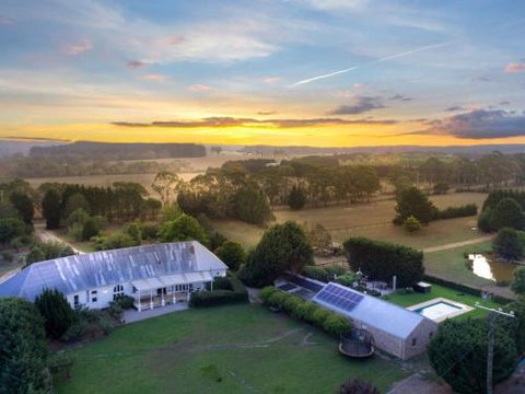Wembley House Southern Highlands With 4pm Check Out Sunday - Accommodation Burleigh 0