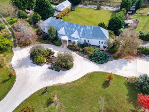 Wembley House Southern Highlands With 4pm Check Out Sunday - Accommodation Burleigh 1