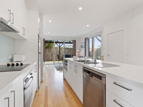 NORMANBY Coastal FREE WIFI & NETFLIX - Accommodation Burleigh 4