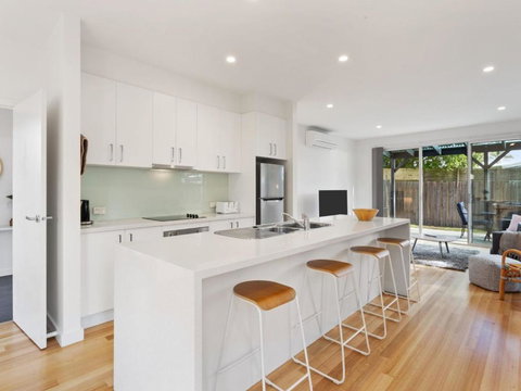 NORMANBY Coastal FREE WIFI & NETFLIX - Accommodation Burleigh 2