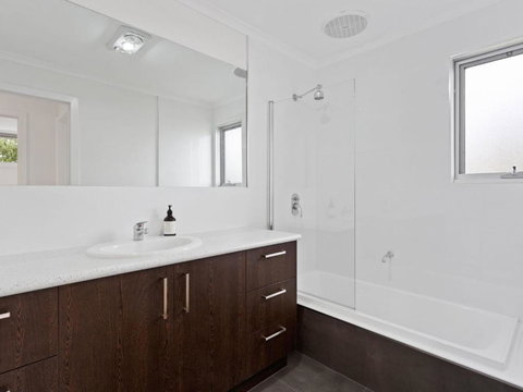 NORMANBY Coastal FREE WIFI & NETFLIX - Accommodation Burleigh 6