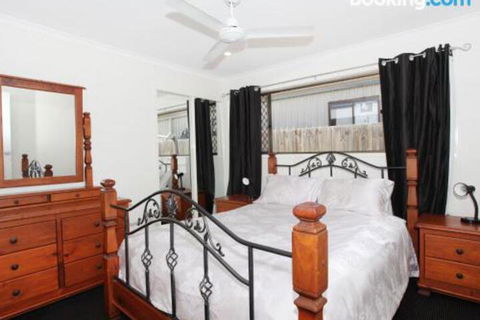 Schirrmann 56 Four Bedroom Home On Canal With Pool Pontoon Aircon & WiFi! - Accommodation Burleigh 2