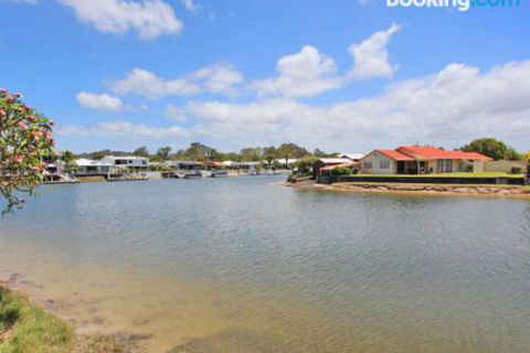 Schirrmann 56 Four Bedroom Home On Canal With Pool Pontoon Aircon & WiFi! - Accommodation Burleigh 3