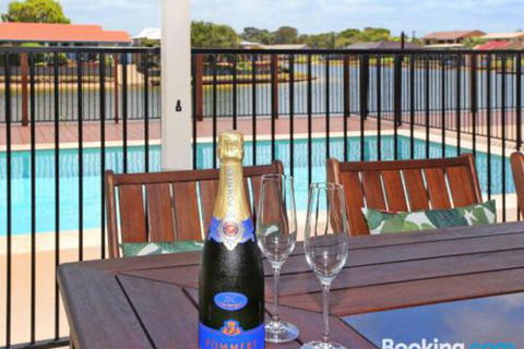 Schirrmann 56 Four Bedroom Home On Canal With Pool Pontoon Aircon & WiFi! - Accommodation Burleigh 5