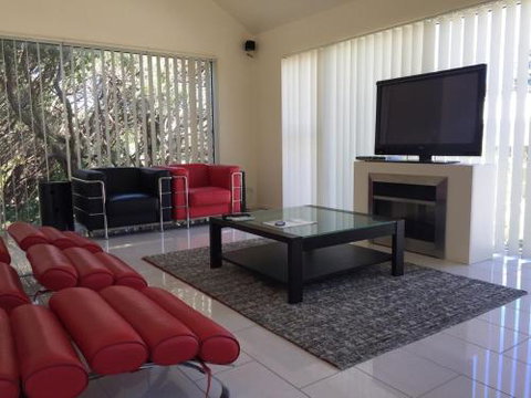 The White House Sandy Point - Accommodation Burleigh 3