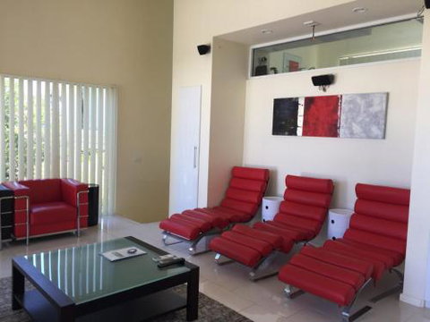 The White House Sandy Point - Accommodation Burleigh 5
