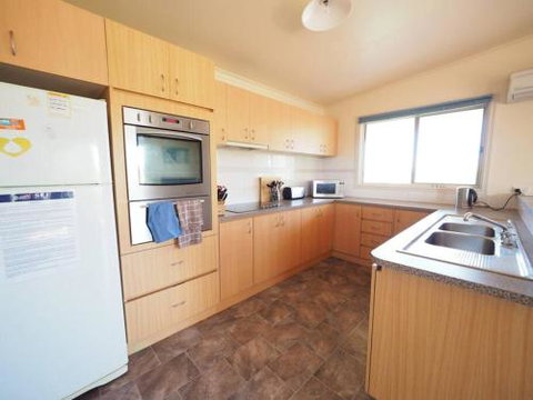 Sunset Deck Beach House Sandy Point - Accommodation Burleigh 4