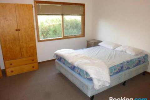 11 The Boulevarde Sandy Point - Accommodation Burleigh 3