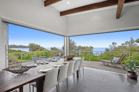 Beachfront Location 28 Mitchell Pde - Accommodation Burleigh 5
