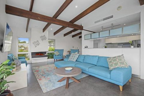Beachfront Location 28 Mitchell Pde - Accommodation Burleigh 4