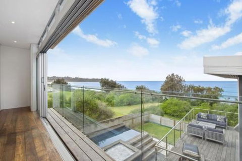 Beachfront Location 28 Mitchell Pde - Accommodation Burleigh 6