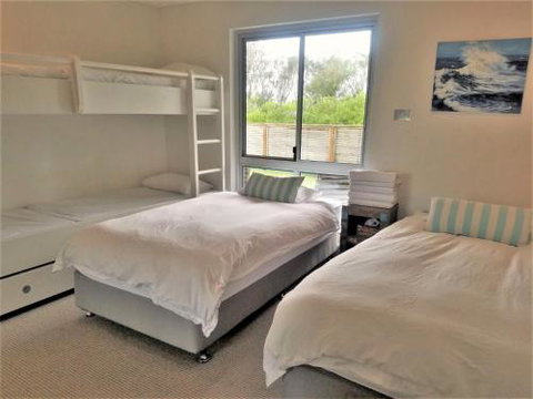 Beachfront Location 28 Mitchell Pde - Accommodation Burleigh 2