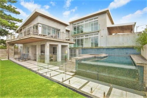Beachfront Location 28 Mitchell Pde - Accommodation Burleigh 0