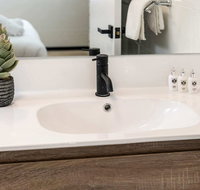 Contemporary 1BR Apartment - Near the City - Accommodation Burleigh