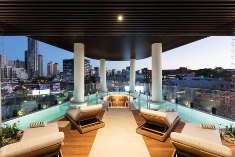 FV Iconic Designer APT, Parking, Near CBD Qfv147-14 - Accommodation Burleigh 3