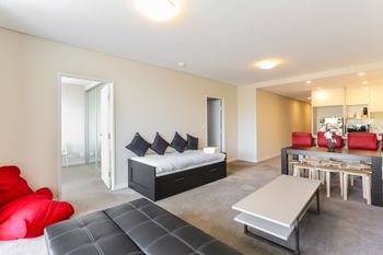 Spacious Apartment At Waitara - Accommodation Burleigh 6