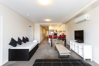 Spacious Apartment At Waitara - Accommodation Burleigh 2
