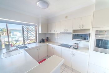 1 Bedroom Gold Coast Beachside Apt W AC + Parking - Accommodation Burleigh 4