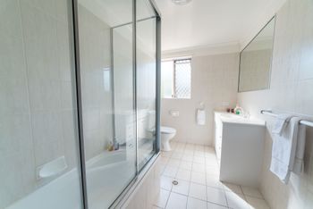 1 Bedroom Gold Coast Beachside Apt W AC + Parking - Accommodation Burleigh 5