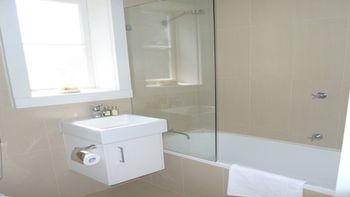 The Apartment Service LB001 - Accommodation Burleigh 2