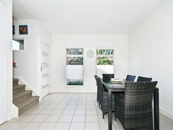 Modern Seaside Sanctuary - Accommodation Burleigh 3