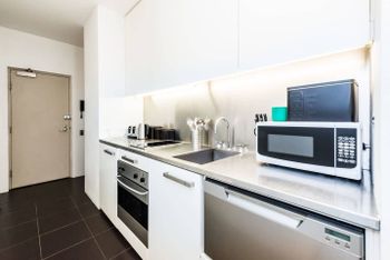 Executive Two Bed Penthouse Studio In The City - Accommodation Burleigh 2