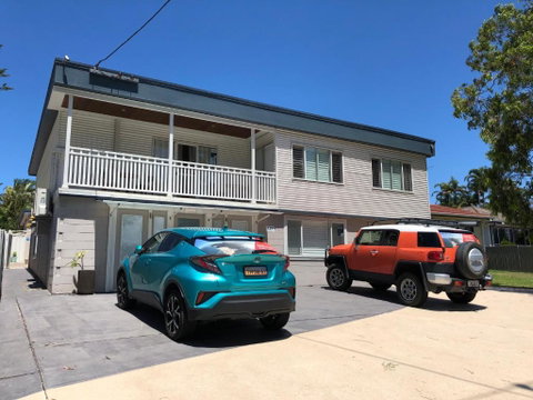 Beach & Bay Holiday House - Accommodation Burleigh 4