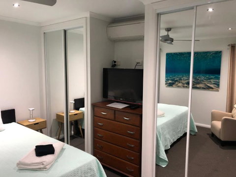 Beach & Bay Holiday House - Accommodation Burleigh 6