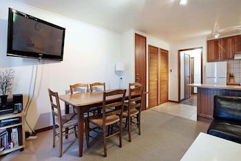 Lawlers 20 - Accommodation Burleigh 1