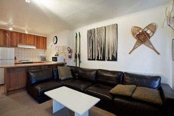Lawlers 20 - Accommodation Burleigh 2