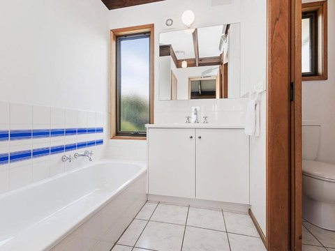 Swimmers Rest - Uninterrupted Panoramic Ocean Views - 1 Bedroom - Accommodation Burleigh 3