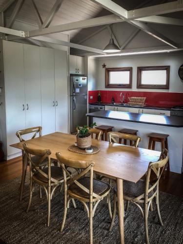 Samphire Beach House - Accommodation Burleigh 5