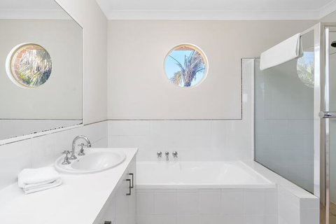 Bayside Court Apartments - Accommodation Burleigh 7